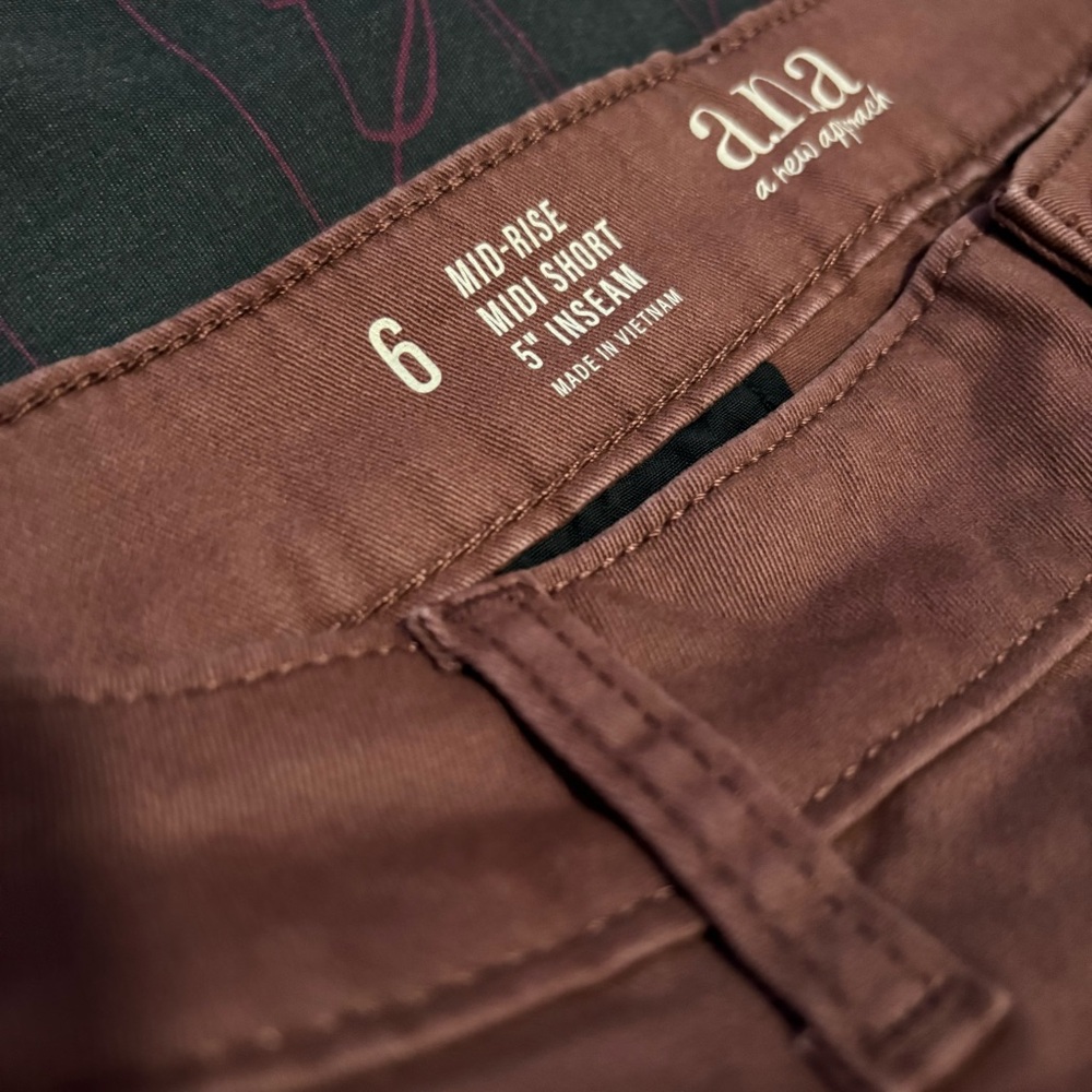 A.N.A. MID-RISE MIDI SHORT 5” INSEAM BROWN SIZE 6